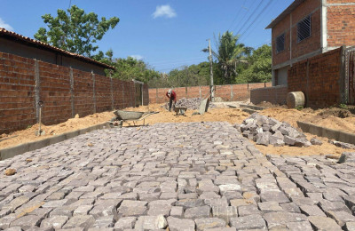 Governo do Estado executa obras de calçamento em bairros de Teresina